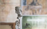 Buste d’homme assis (Lotar III) 1965-1966 dans la reconstitution de l’atelier de Giacometti
