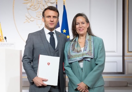 Le président de la République française, Emmanuel Macron, et l'Ambassadrice de Suisse en France, Tania Cavassini.