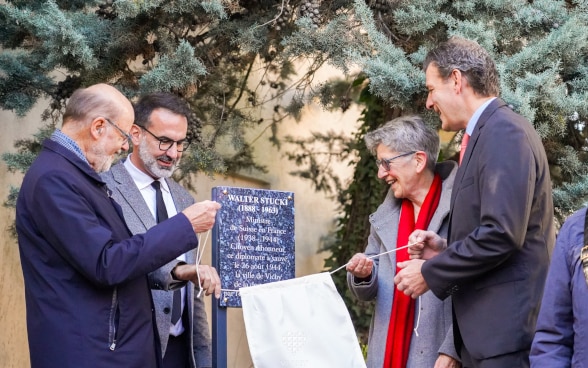 Dévoilement de la plaque commémorative en l’honneur de Walter Stucki.