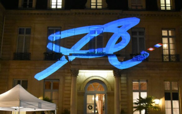 La façade de l’Ambassade illuminée par le logo de la soirée représentant un P un C et A