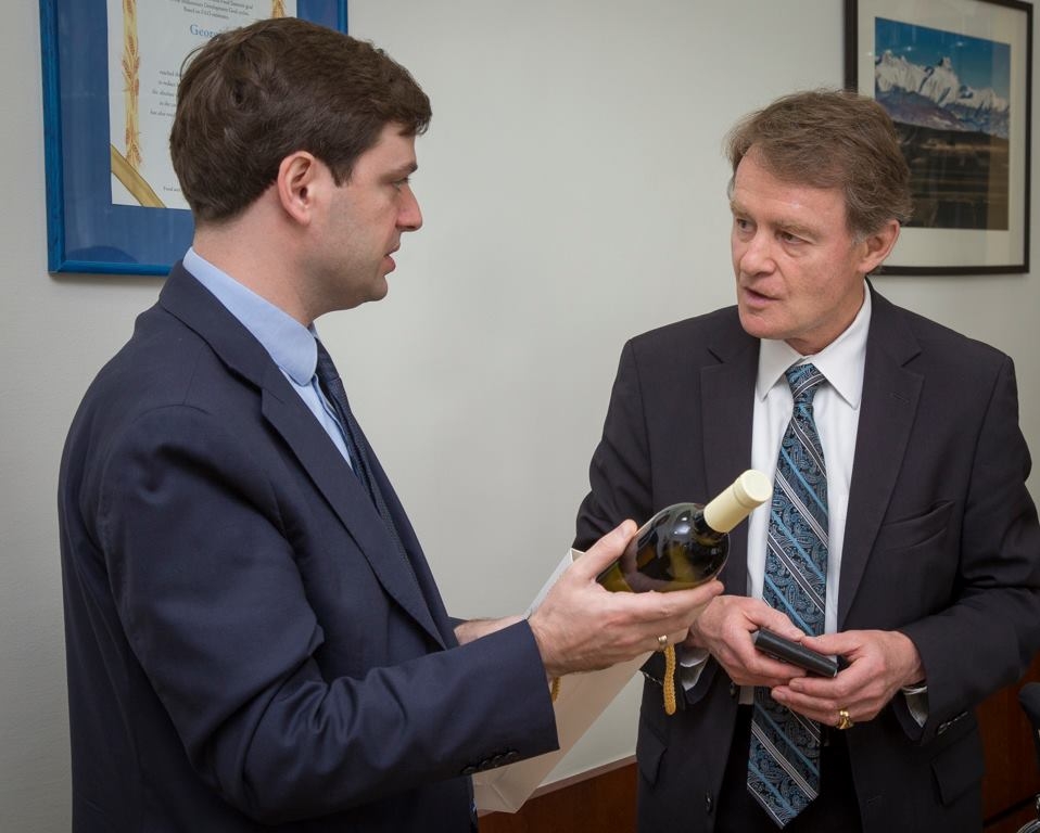 Deputy Minister presents Georgian wine