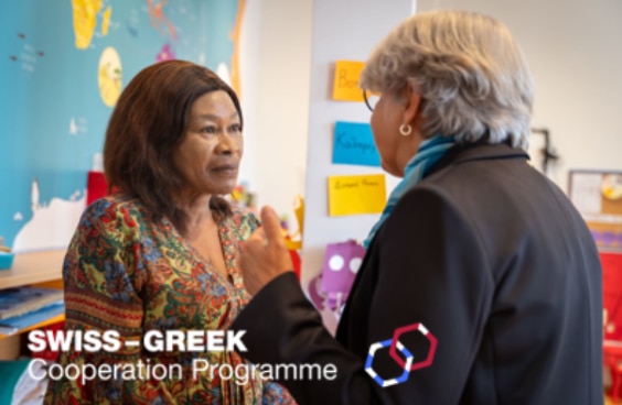 Federal Councillor Elisabeth Baume-Schneider in discussion with a beneficiary of the Athens Solidarity Center.