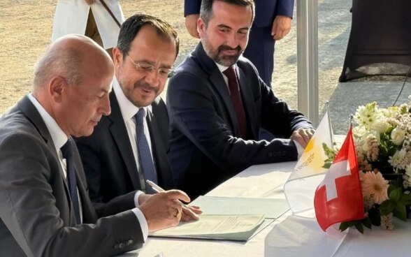 President of the Republic of Cyprus, H.E. Mr. Nikos Christodoulides, H.E. Ambassador of Switzerland in Cyprus Christoph Burgener and Dr. Nicolas Ioannidis, Deputy Ministry of Migration and International Protection, while participating in the foundation stone ceremony, formally marking the beginning of the construction of the Asylum Service HQ.