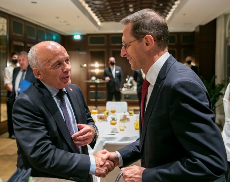 Bundesrat Maurer und Minister Varga im Gespräch