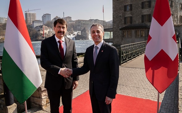 Le président de la Confédération Cassis reçoit le président hongrois Áder