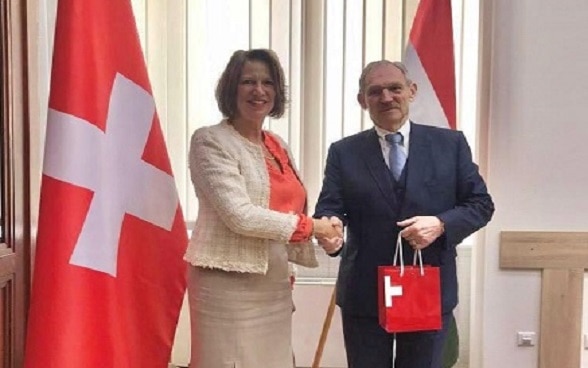 La secrétaire d'Etat suisse aux migrations Christine Schraner Burgener a rencontré le ministre hongrois de l'Intérieur Sándor Pintér le 17.04.2023 à Budapest pour des entretiens bilatéraux.