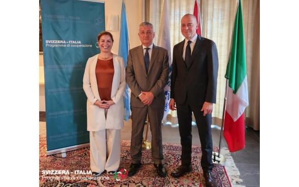 Ende September 2024 unterzeichneten die Schweiz und das UNHCR den Projektvertrag in Anwesenheit der italienischen Migrationsbehörde in Rom.