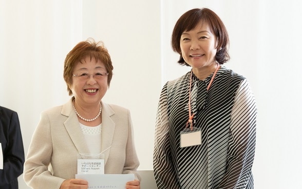 Mrs. Akie Abe and Mrs. Sumiko Hayashi of the Ichihara Support Center ⒸAyako Suzuki