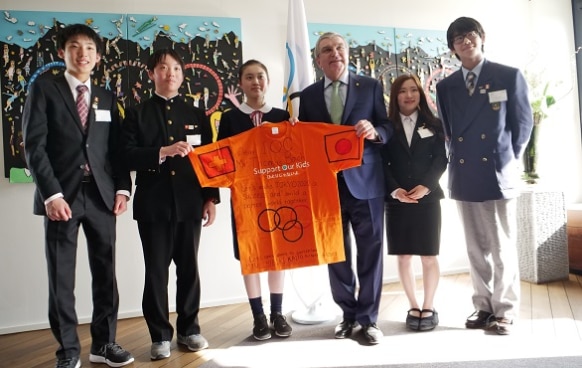 国際オリンピック委員会(IOC)トーマス・バッハ会長と復興アンバサダーの子どもたち ©2015 Support Our Kids