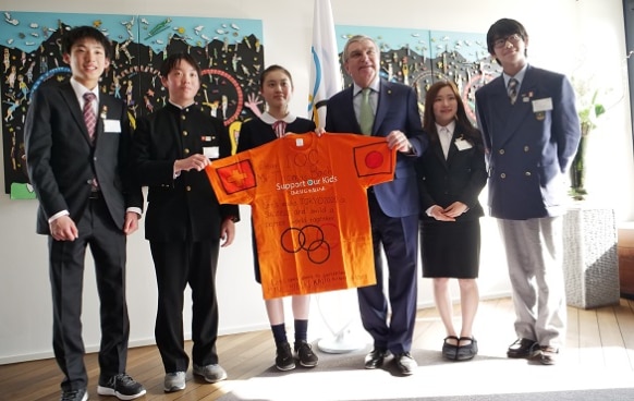 Mr. Thomas Bach, President of the International Olympic Committee and the five students from the Tohoku region　©2015 Support Our Kids