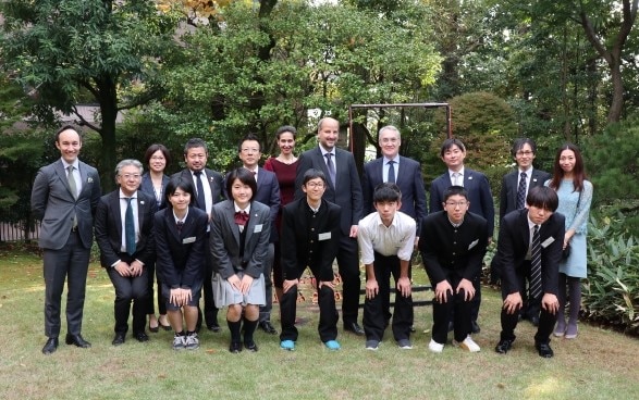 (Leftmost) Head of Culture and Public Affairs, Mr. Jonas Pulver, (In the second row, third from the left) Secretary-General of Support Our Kids Kazuki Iso, (In the second row, in the middle) Dr. Yulia Gusynina Paroz, Mayor of Lausanne Grégoire Junod and the Ambassador of Switzerland to Japan, Mr. Jean-François Paroz (In the first row) The children from SOK ©Embassy of Switzerland in Japan