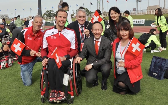 From left: Mr. Paul Odermatt (coach), Mr. Marcel Hug, Ambassador of Switzerland to Japan Mr. Jean-François Paroz, Head of Culture and Public Affairs Mr. Jonas Pulver, Staffs from the Embassy of Switzerland in Japan and Switzerland Tourism Japan ©Embassy of Switzerland in Japan