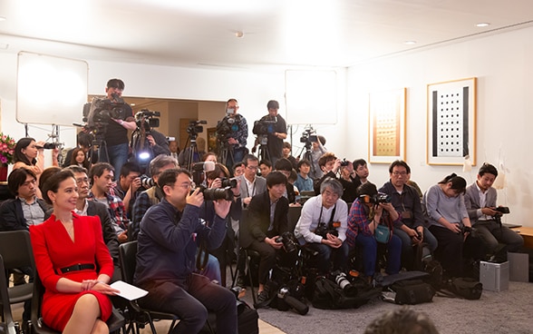 ジャン＝フランソワ・パロ駐日スイス大使公邸で行われた「スイス・グランドツアー in Japan」お披露目会を取材する多くのメディア　©︎Ayako Suzuki