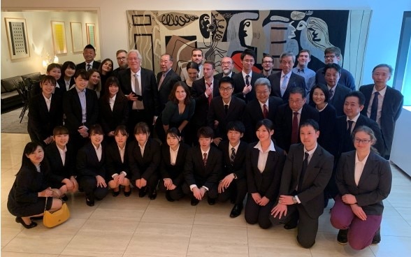 教授やスイス大使館関係者とともに、日本とスイスの学生グループ ©在日スイス大使館