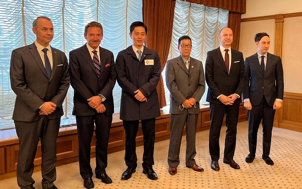 Osaka Governor Hirofumi Yoshimura and Osaka Mayor Ichiro Matsui (center) surrounded by Ambassador Andreas Baum (second from left), Deputy Head of Mission Markus Reubi (second from right), Consul Felix Moesner (first from left) and Head of Communications and Culture Section of the Swiss Embassy Jonas Pulver