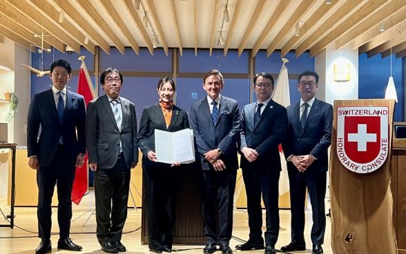 From left: Mr. Hirosuke IMAZU (Mayor of Asahikawa City), Mr. Kimihito KUDO (Director General for Global Strategy, Department of Policy Planning and Coordination, Hokkaido Prefecture), Ms. Tomoka Takeuchi (Honorary Consul of Switzerland in Higashikawa),  Ambassador Dr. Andreas Baum, Mr. Shin KIKUCHI (Mayor of Higashikawa Town) and Mr. Kazushi MONJI (Mayor of Kutchan Town) .