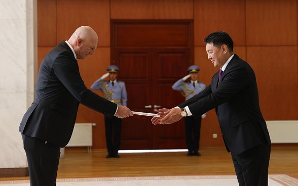 Монгол Улсын Ерөнхийлөгчид Элчин сайд Юрг Бурри Итгэмлэх жуух бичгээ өргөн барив