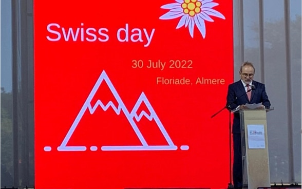 L'ambasciatore Walker-Nederkoorn sul palco della Floriade mentre pronuncia il suo discorso del 1° agosto