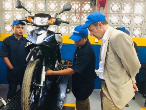 León inaugura taller-escuela de reparación y mantenimiento de motocicletas
