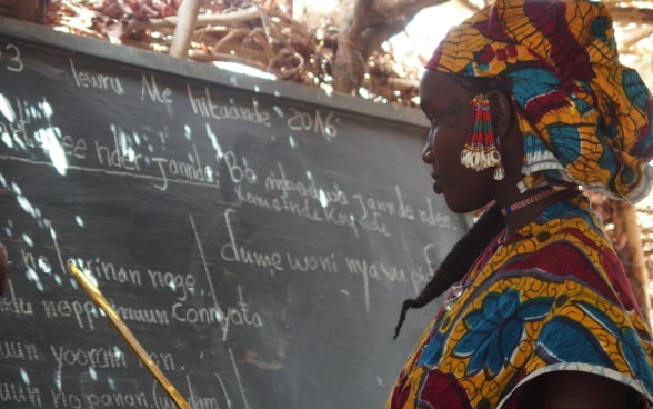 Une élève peulh s’exerce à la lecture en langue nationale © DDC Niger