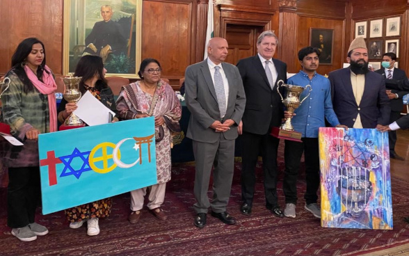 Ambassador Bénédict de Cerjat with the Governor of Punjab , Chaudhry Muhammad Sawar and winners of the painting competition