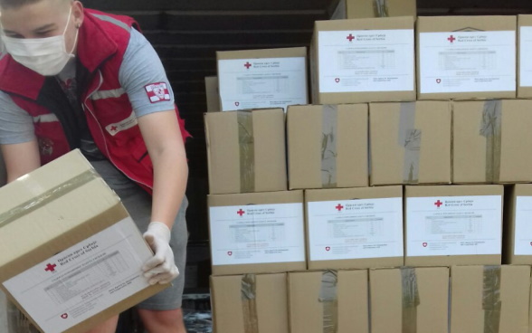 Delivery of food and hygiene packages by the Red Cross of Serbia