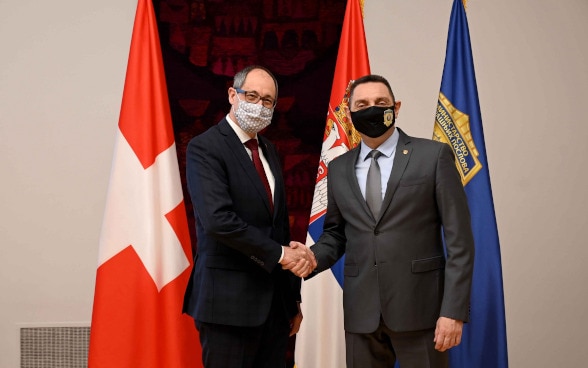 Ambasador Švajcarske Urs Šmid sa Ministrom unutrašnjih poslova Republike Srbije Aleksandrom Vulinom