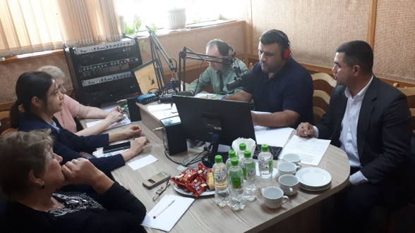 In diretta su Radio Vatan 106 FM "Inclusività e riduzione del rischio di catastrofi". La settimana DRR si è conclusa con un programma radiofonico e un quiz "Inclusività e riduzione del rischio di catastrofi" con la partecipazione di CoES, ONG "Imkoniyat", ONU delle donne e UNDP.