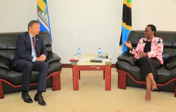 Ambassador Didier Chassot with Foreign Minister Liberata Mulamula at the Julius Nyerere International Convention Centre in Dar es Salaam