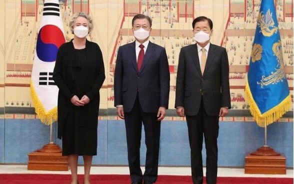 Swiss Ambassador Dagmar Schmidt Tartagli (left), ROK President Moon Jae-in (center) and   Korean Foreign Minister Chung Eui-yong 