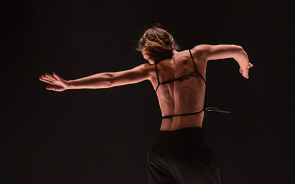 Une danseuse de la Compagnie Linga