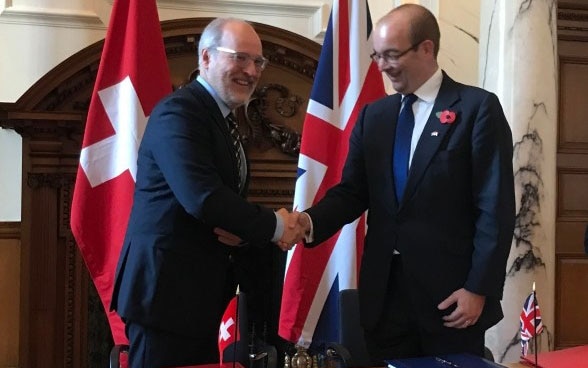 Swiss Ambassador and UK Brexit Minister shaking hands