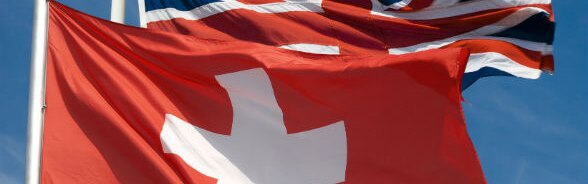 Drapeaux de la Suisse et du Royaume-Uni