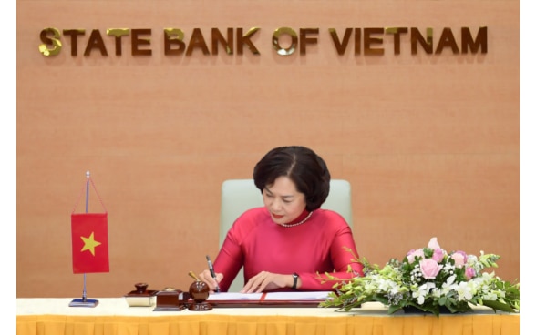 State Bank of Vietnam Governor Nguyễn Thị Hồng is signing the Swiss BET Agreement 
