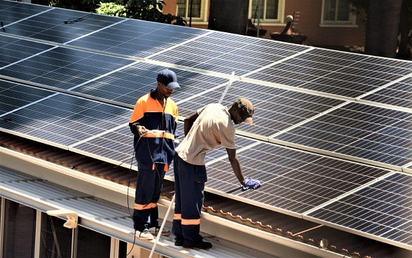 Solar panels on the rooftops of the Swiss embassy in Harare – installed and put into operation by local service providers.