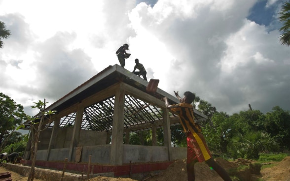 Des Sri-Lankais travaillent sur la chantier d’une nouvelle maison.