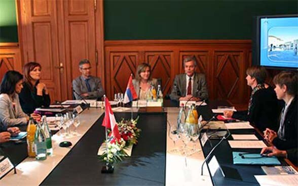 The Serbian delegation talks with Christa Markwalder, Vice President of the Swiss National Council.