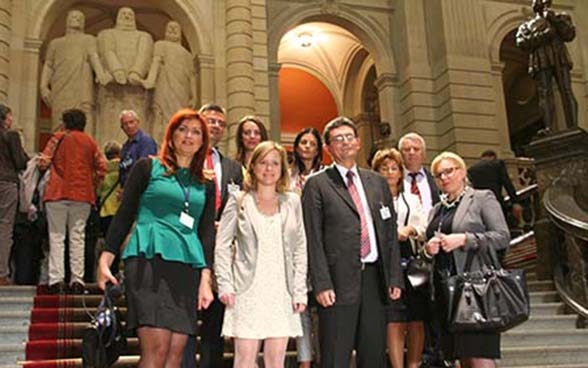 Photo de groupe de la délégation serbe dans le Palais fédéral avec Christa Markwalder au centre, vice-présidente du Conseil National.