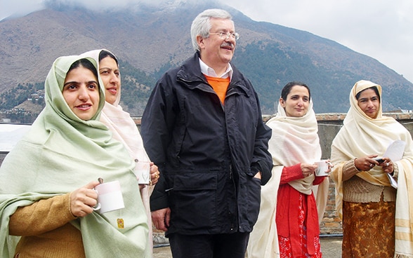 Martin Dahinden entouré de femmes pakistanaises.