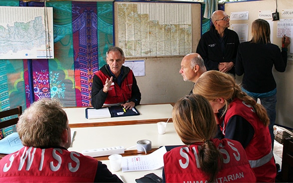 Ueli Salzmann briefing the rapid response team in Nepal.