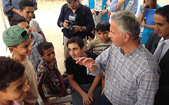 Le conseiller fédéral Didier Burkhalter lors de sa visite du camp de réfugiés d’Azraq en Jordanie en 2015.