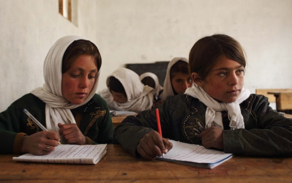 Kinder an der Sast Schule im Dorf Warzud, Badakhschan Provinz, Afghanistan