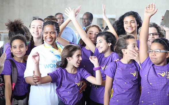 Portrait de la directrice générale d’ONU Femmes, Phumzile Mlambo-Ngcuka, entourée de jeunes filles.