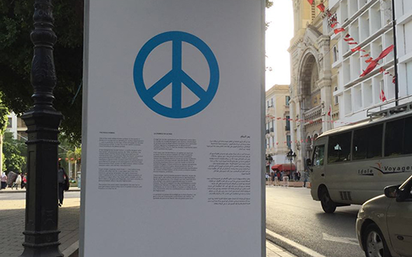 La mostra Making Peace sull’Avenue Habib Bourguiba. 