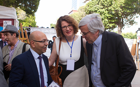 L’ex consigliere nazionale Andreas Gross e l’ambasciatrice svizzera Rita Adam con il presidente della Camera nazionale degli avvocati della Tunisia, Mohamed Fadhel Mahfoudh.