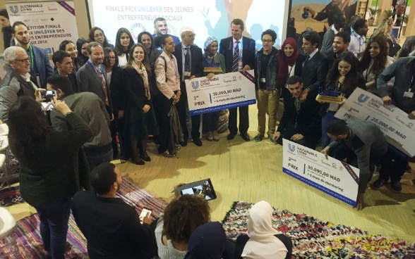 Un gruppo di persone nel cosiddetto «Espace de Jeunesse» della Svizzera alla Conferenza sul clima COP22 del novembre 2016 a Marrakesh.
