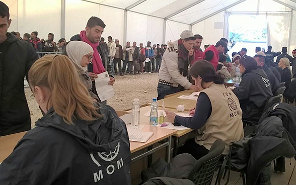 Migranti in attesa di essere registrati ufficialmente.