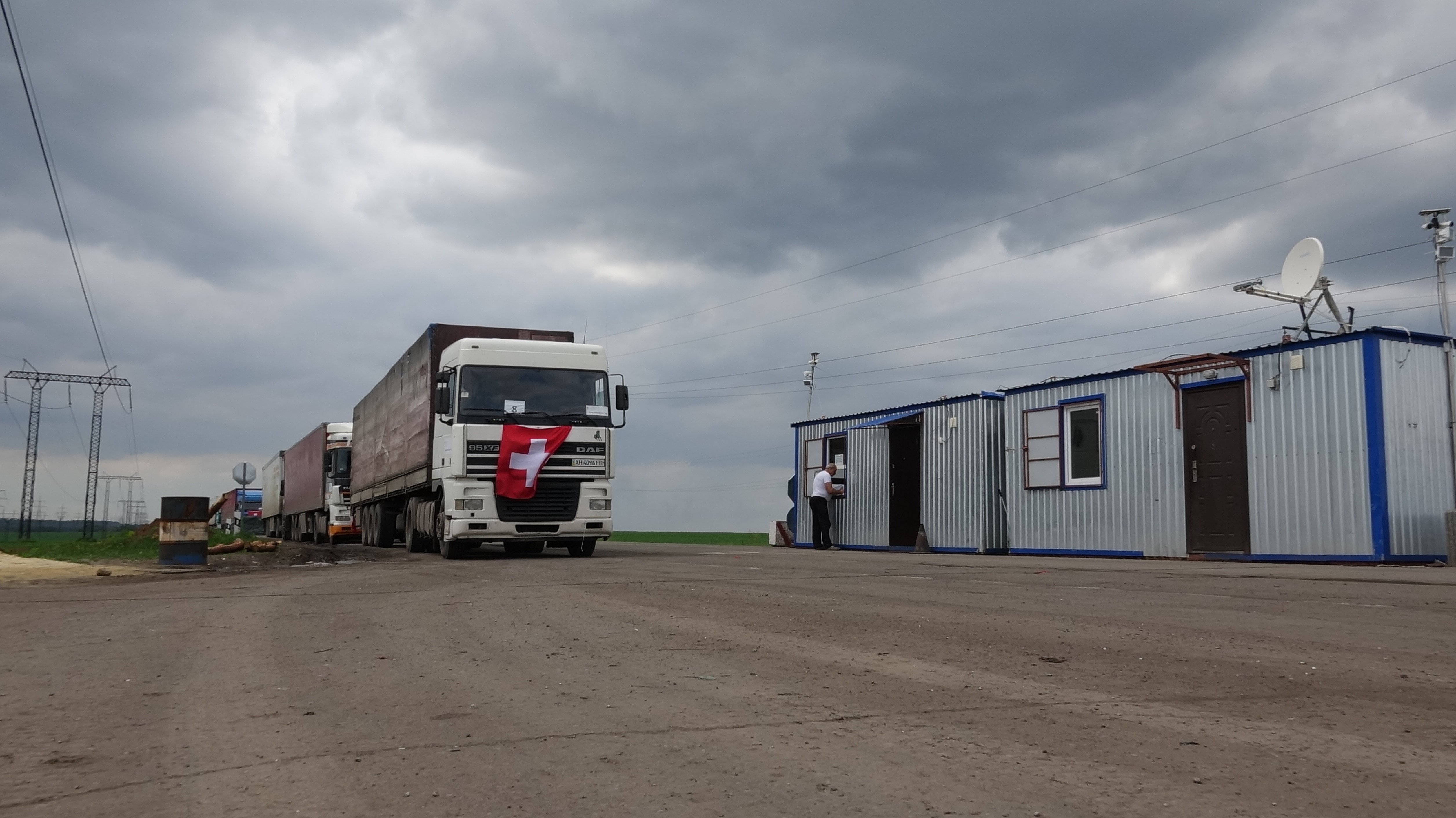 – Arrivée à Donetsk du convoi humanitaire suisse pour l’Ukraine orientale. La Suisse a envoyé un convoi chargé de 300 tonnes de produits chimiques pour le traitement de l’eau potable. 