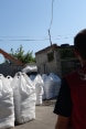 Arrivée à Donetsk du convoi humanitaire suisse pour l’Ukraine orientale. La Suisse a envoyé un convoi chargé de 300 tonnes de produits chimiques pour le traitement de l’eau potable.