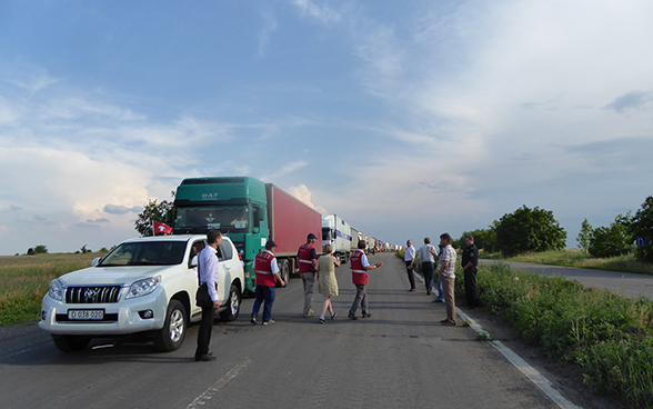More Swiss aid convoys reach people in need on both sides of the contact line. A convoy carrying 300 tonnes of chemical water treatment products, medical equipment and medicines reached the Donbass region.
